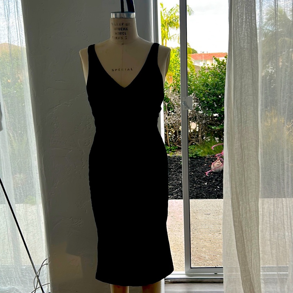 James Perse cross front v neck dress w ruching on side seam. Comfy, casual, easy